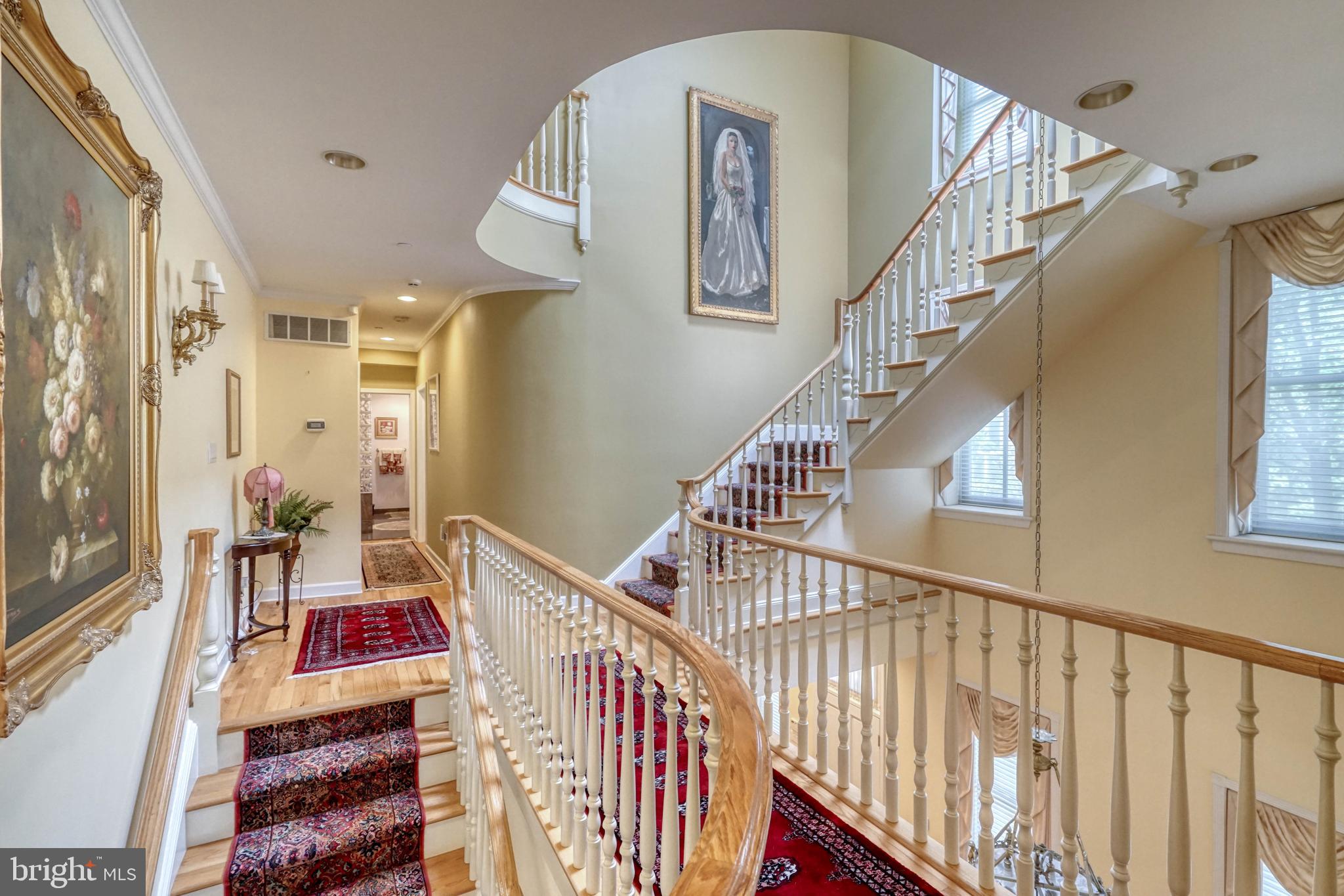 QUEEN VILLAGE - Residential