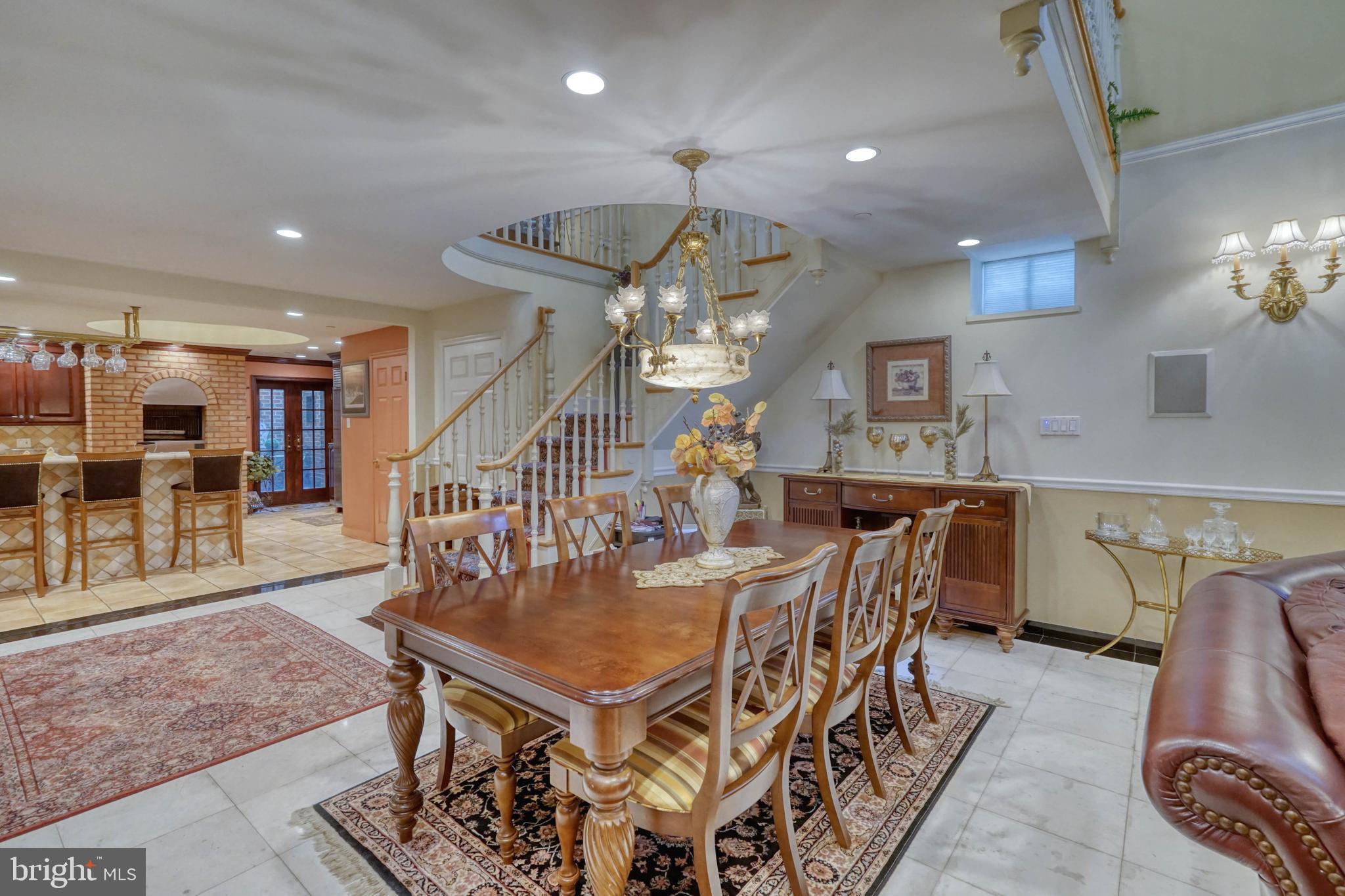 QUEEN VILLAGE - Residential