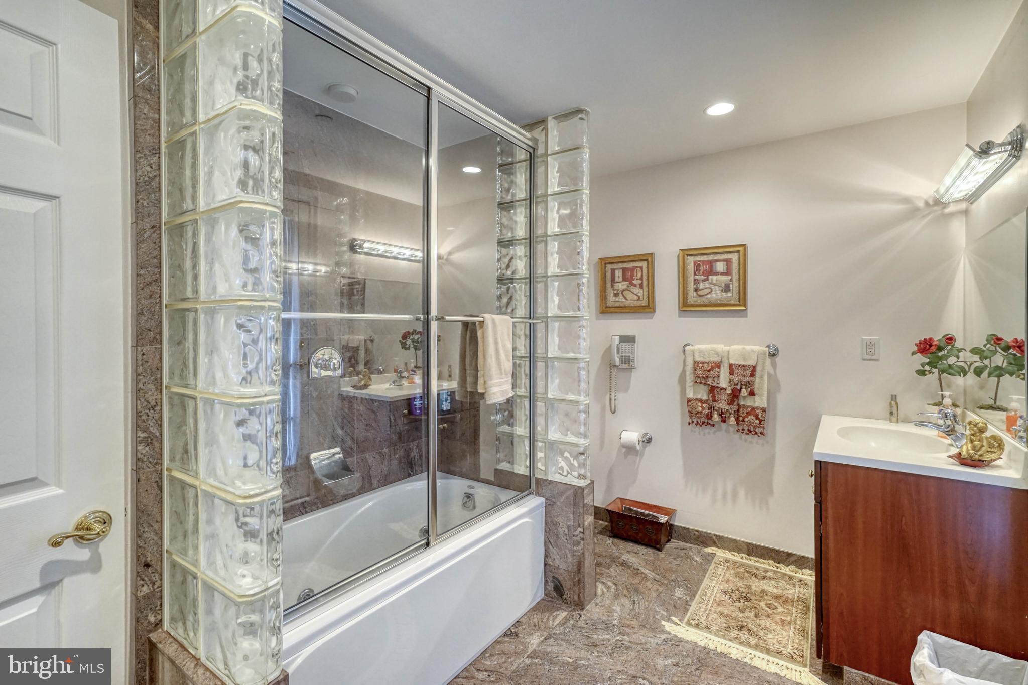 QUEEN VILLAGE - Residential