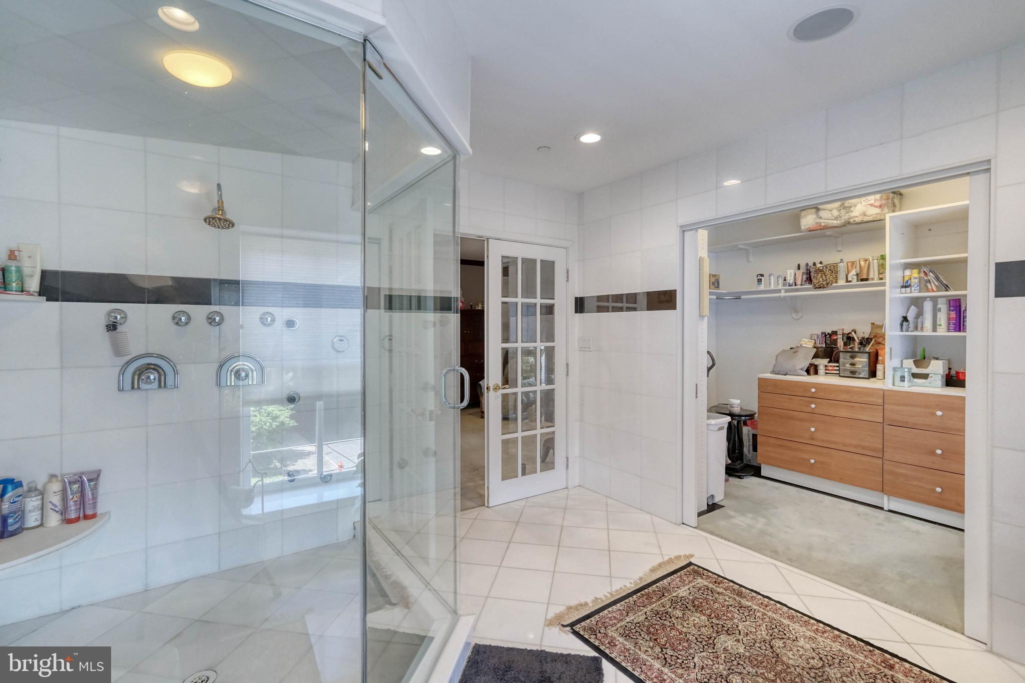 QUEEN VILLAGE - Residential