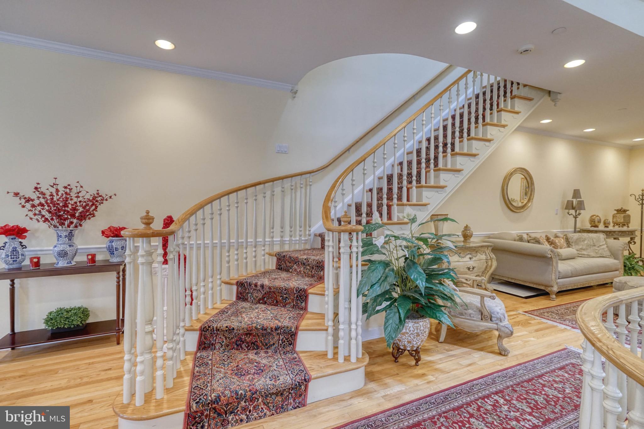 QUEEN VILLAGE - Residential