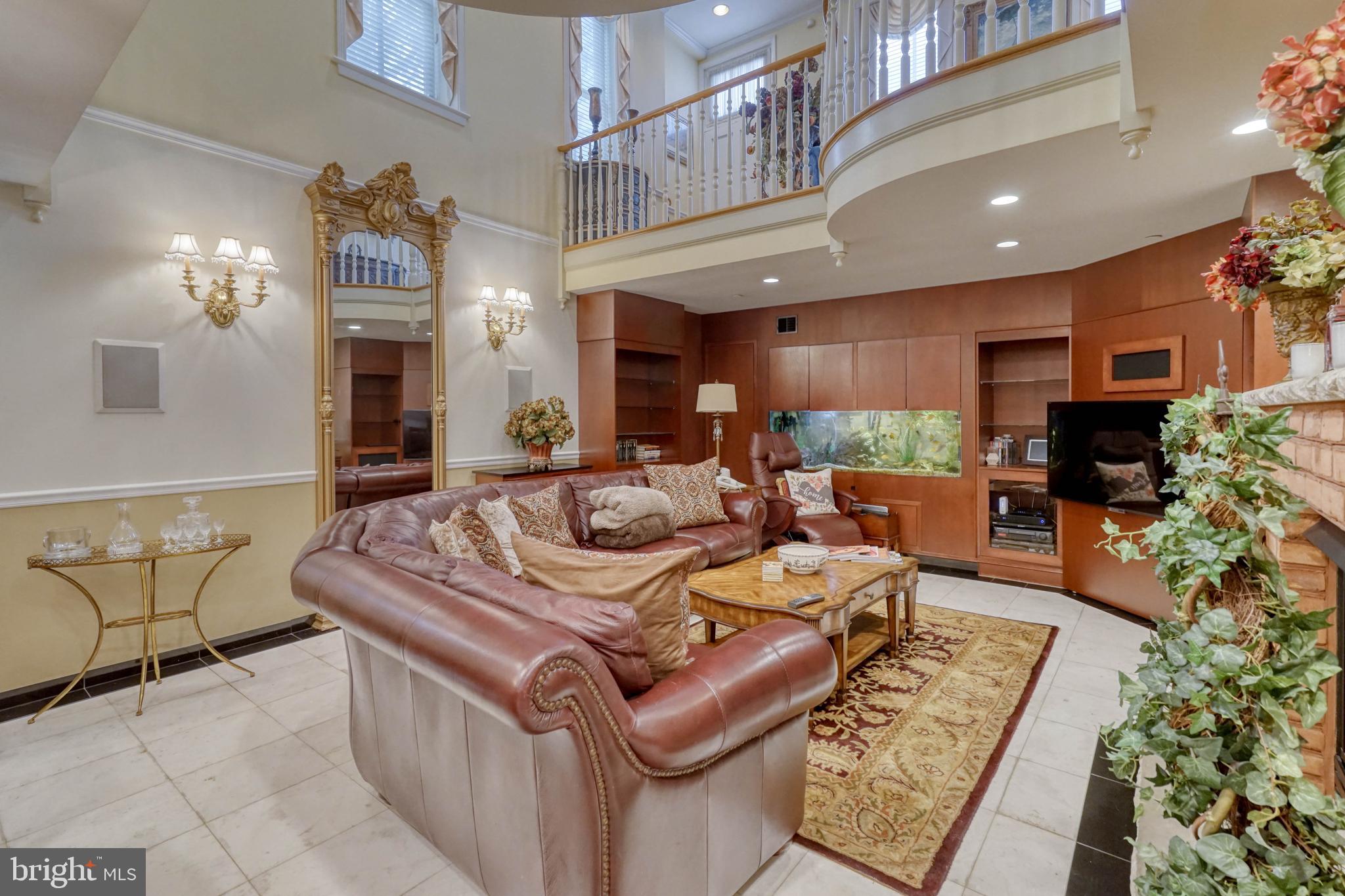 QUEEN VILLAGE - Residential