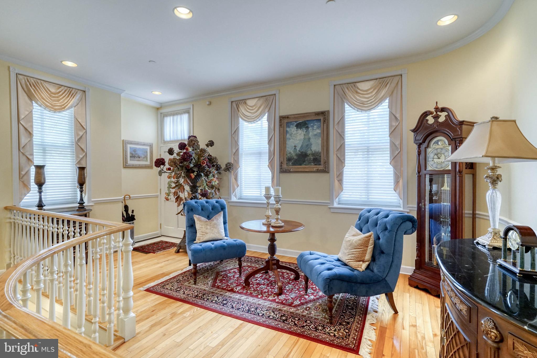 QUEEN VILLAGE - Residential