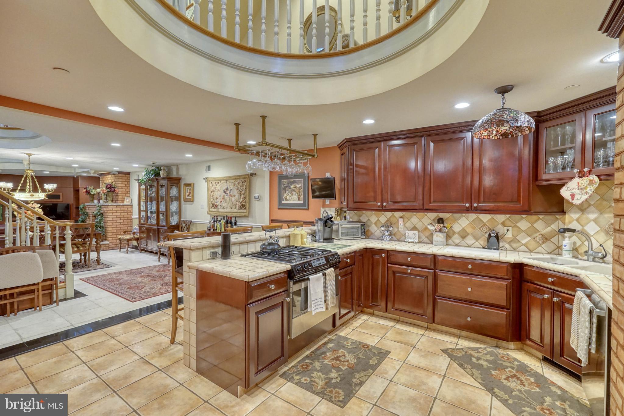 QUEEN VILLAGE - Residential