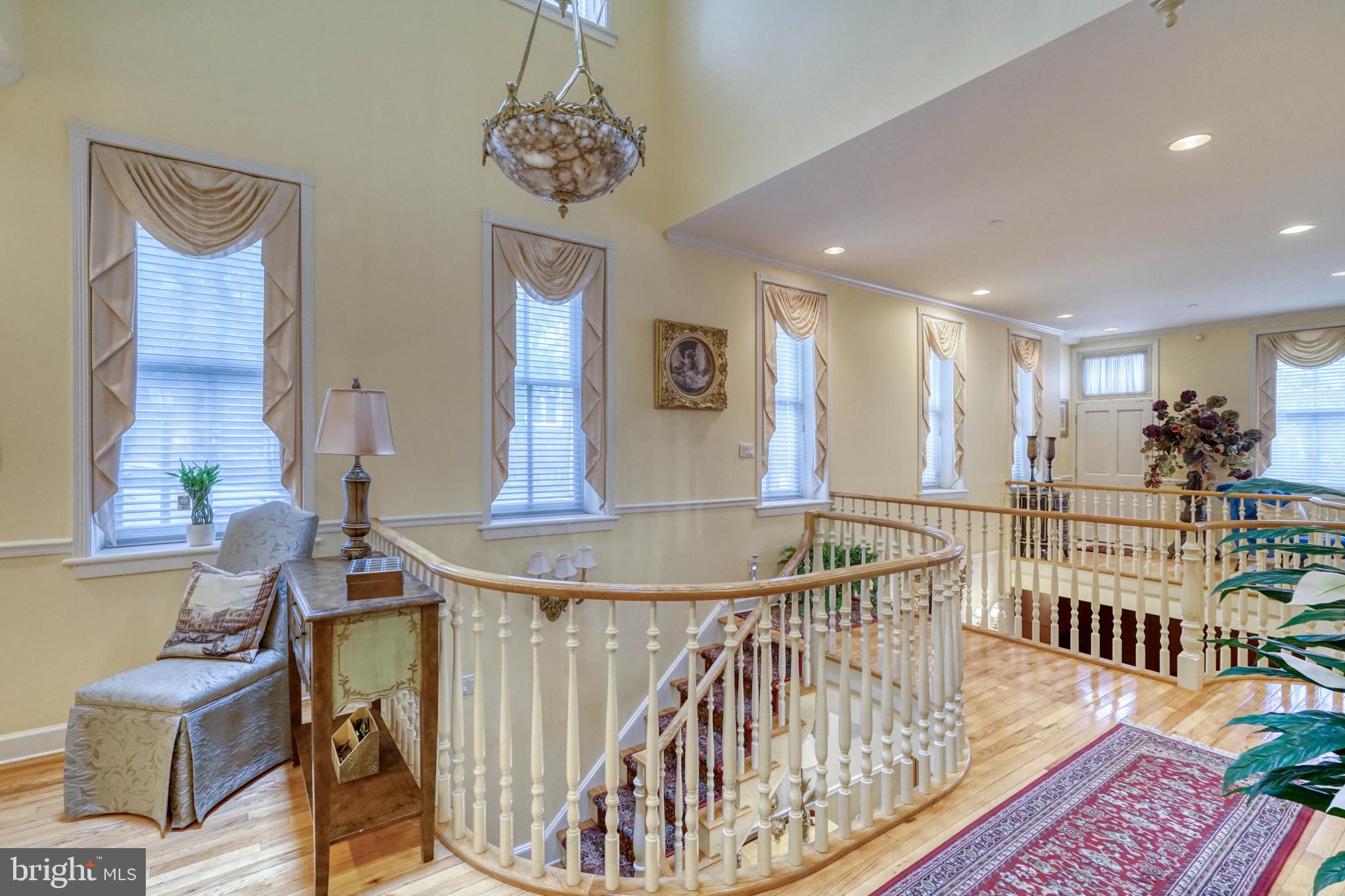 QUEEN VILLAGE - Residential