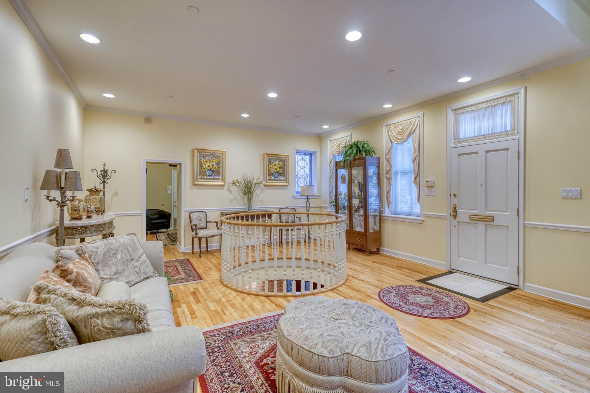 QUEEN VILLAGE - Residential