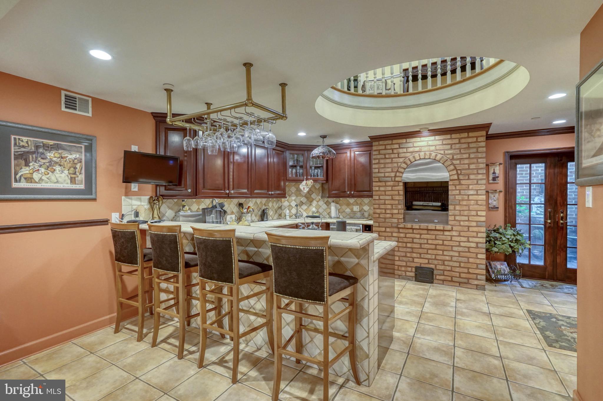 QUEEN VILLAGE - Residential