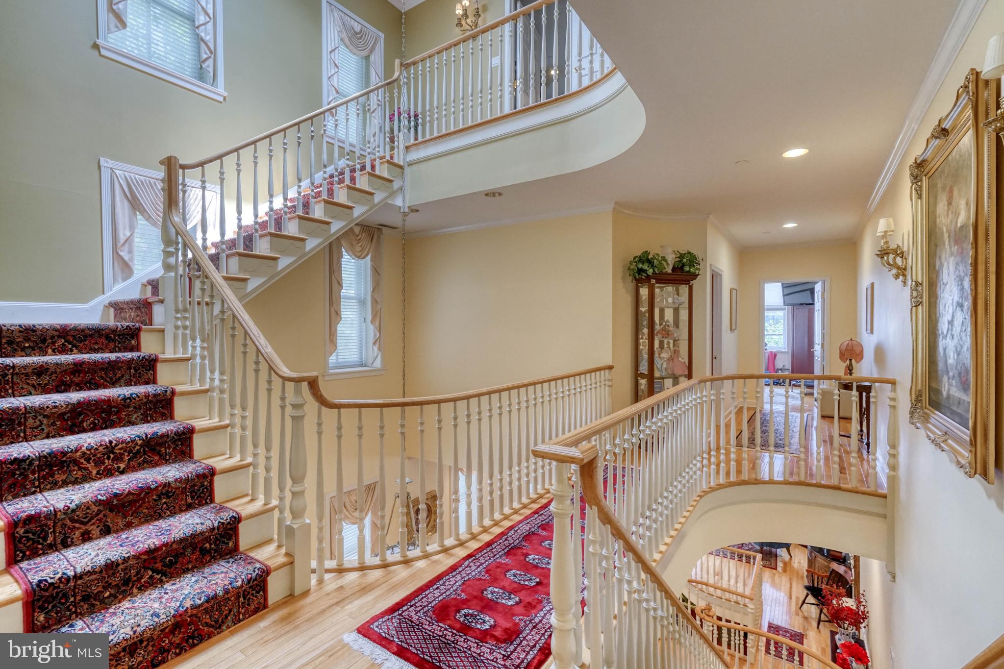 QUEEN VILLAGE - Residential