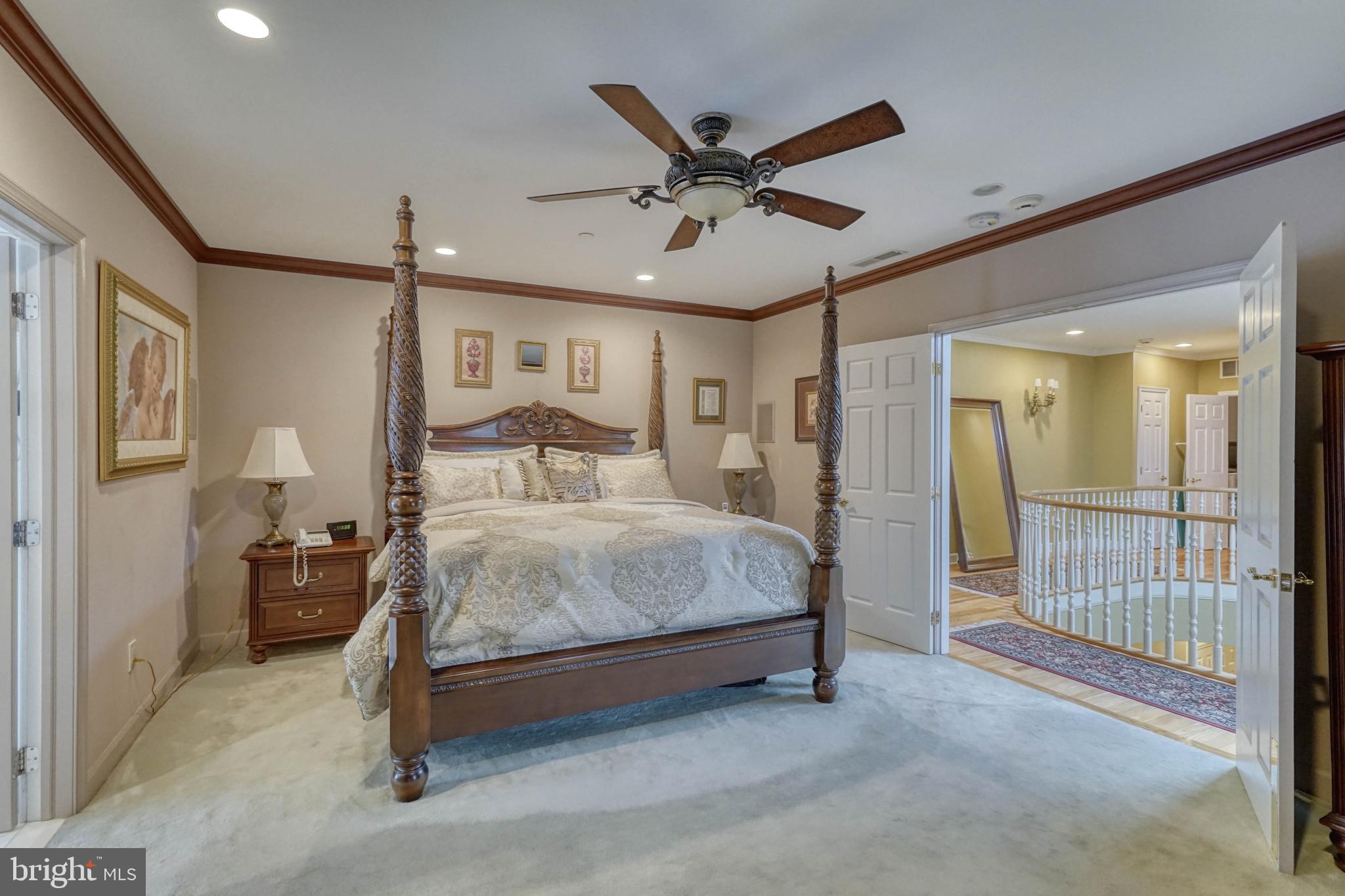 QUEEN VILLAGE - Residential