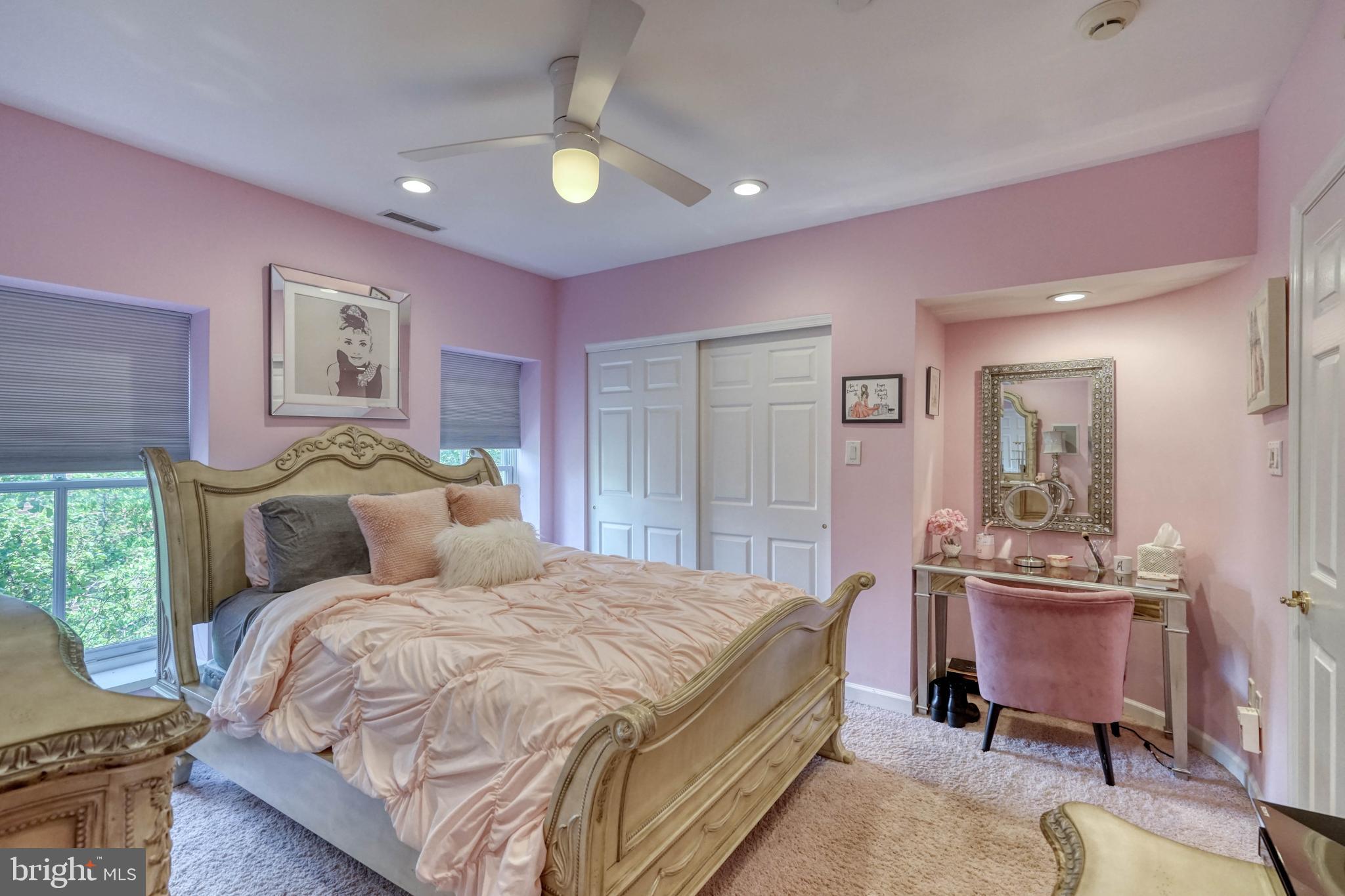 QUEEN VILLAGE - Residential