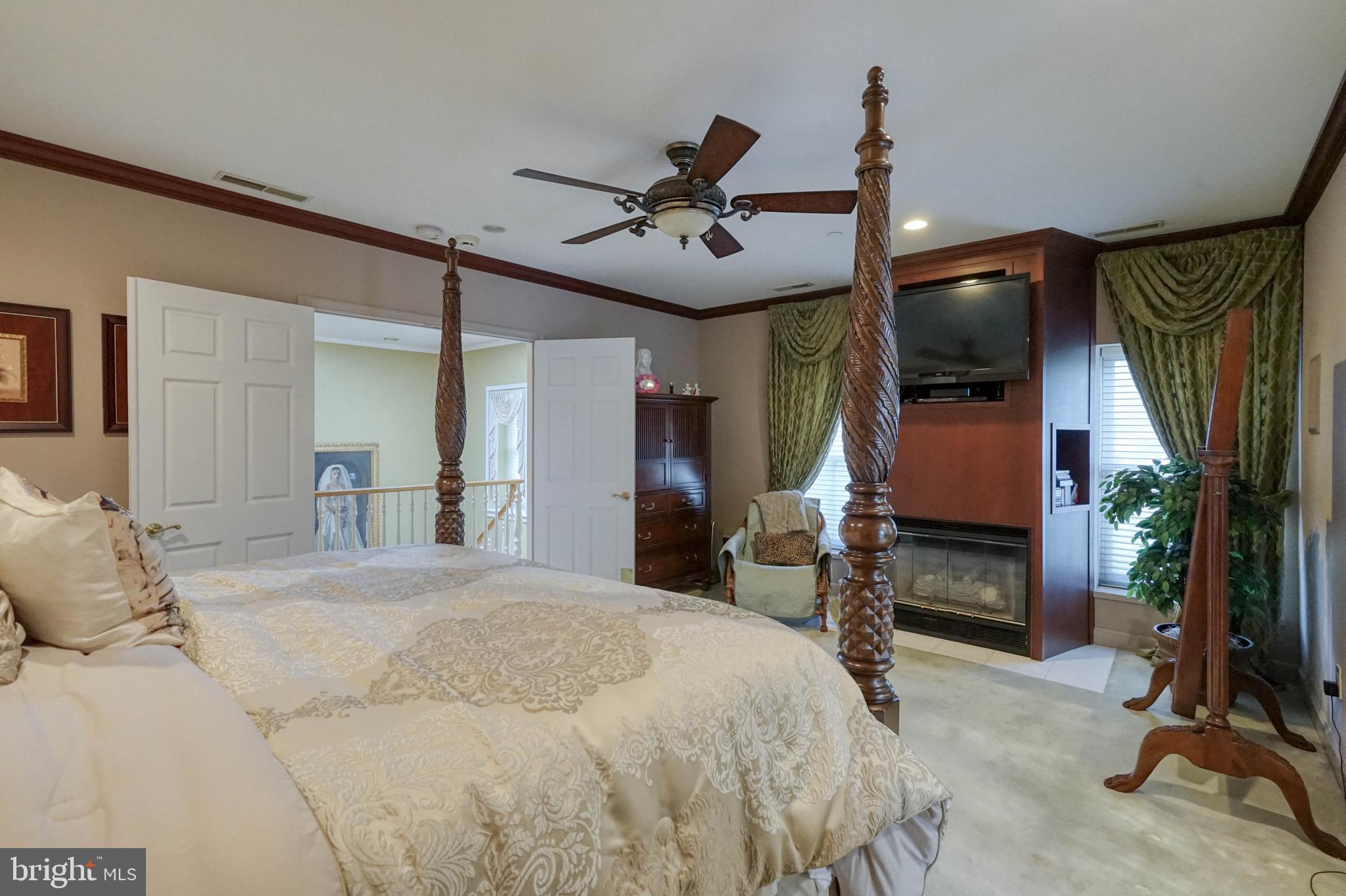 QUEEN VILLAGE - Residential