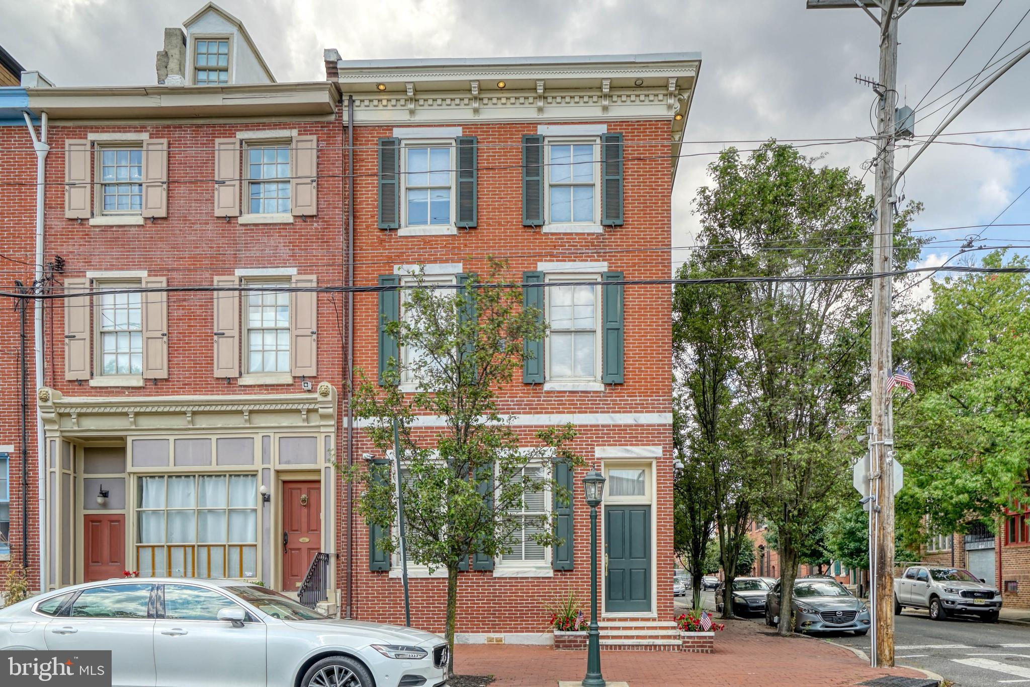 QUEEN VILLAGE - Residential