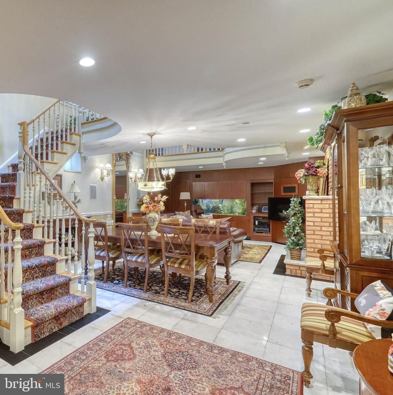 QUEEN VILLAGE - Residential