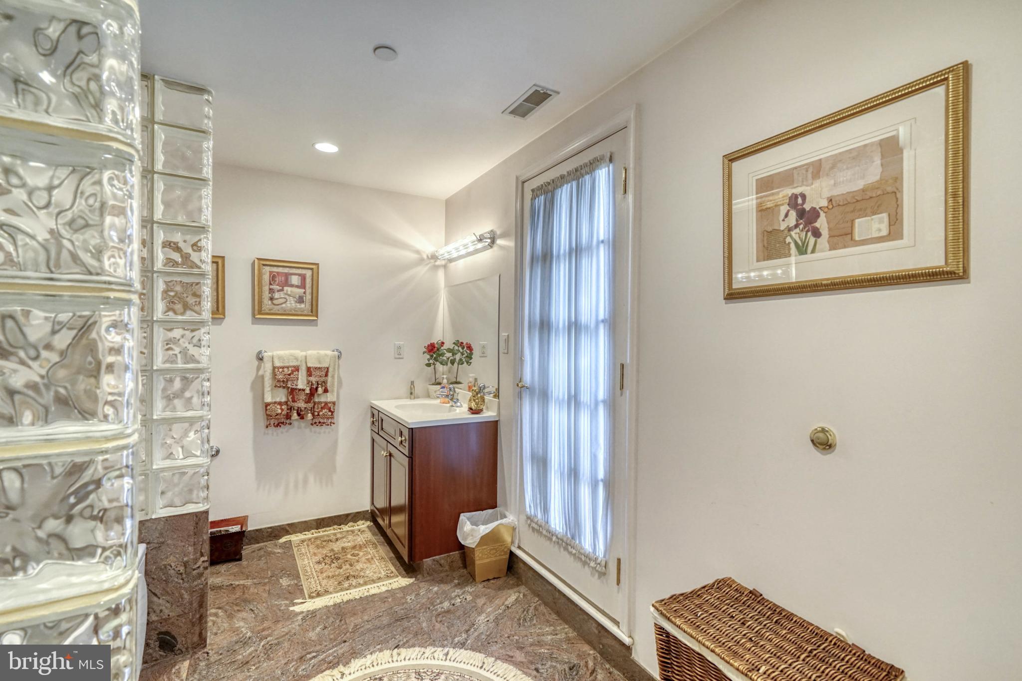 QUEEN VILLAGE - Residential