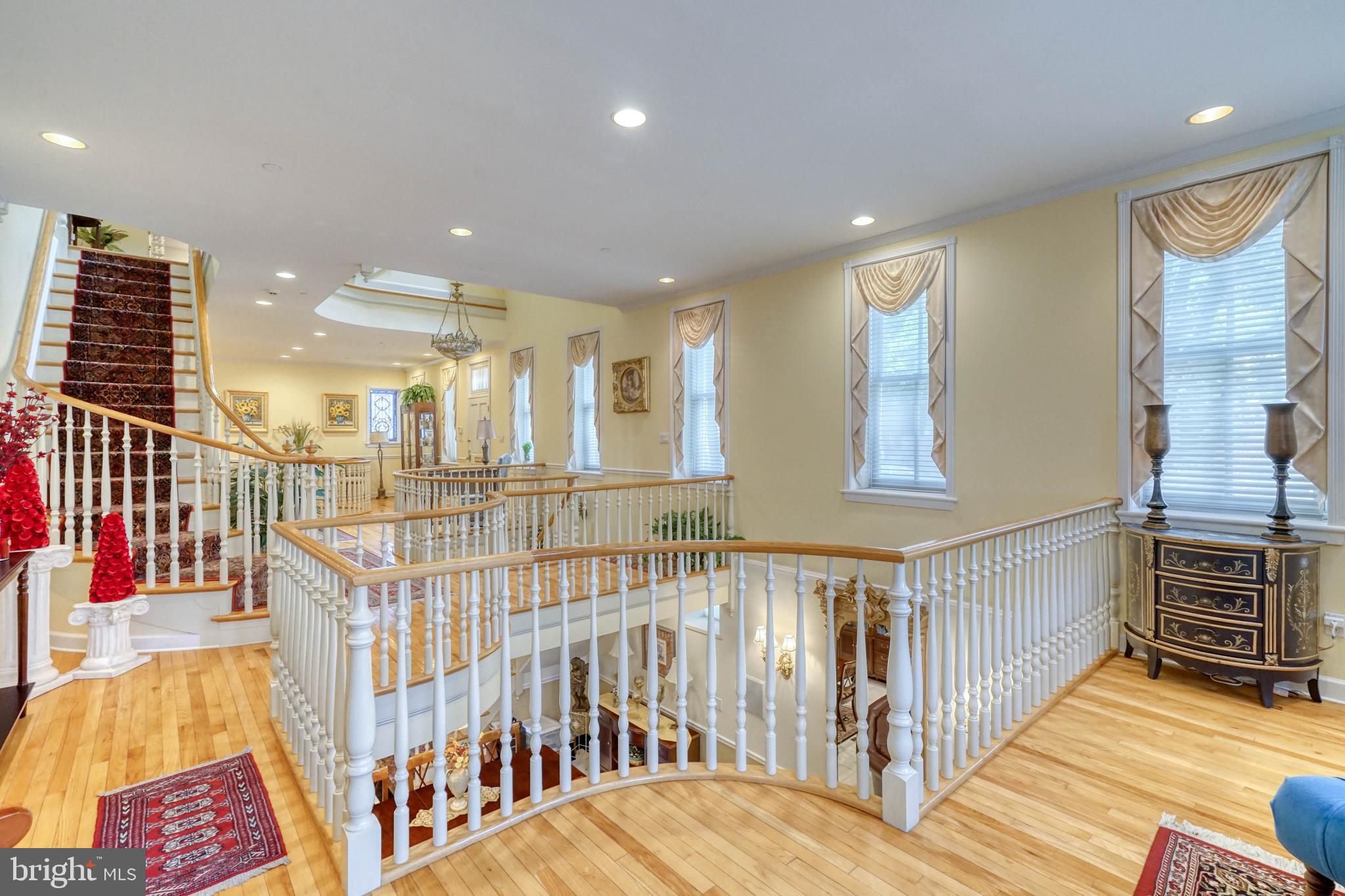 QUEEN VILLAGE - Residential