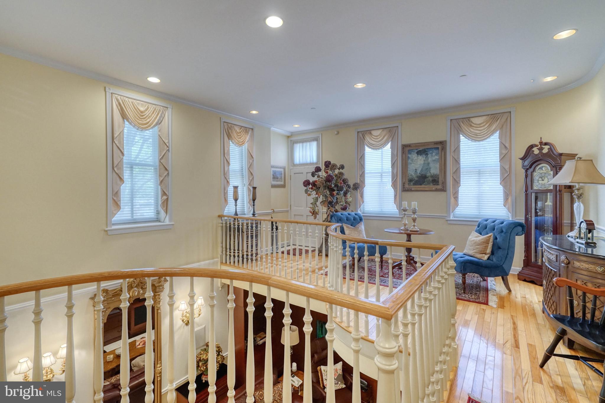 QUEEN VILLAGE - Residential