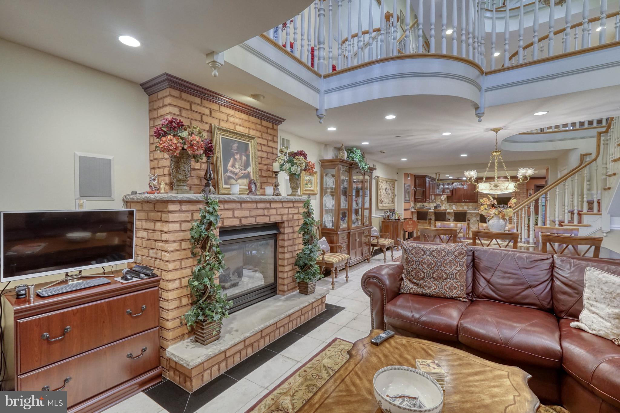 QUEEN VILLAGE - Residential