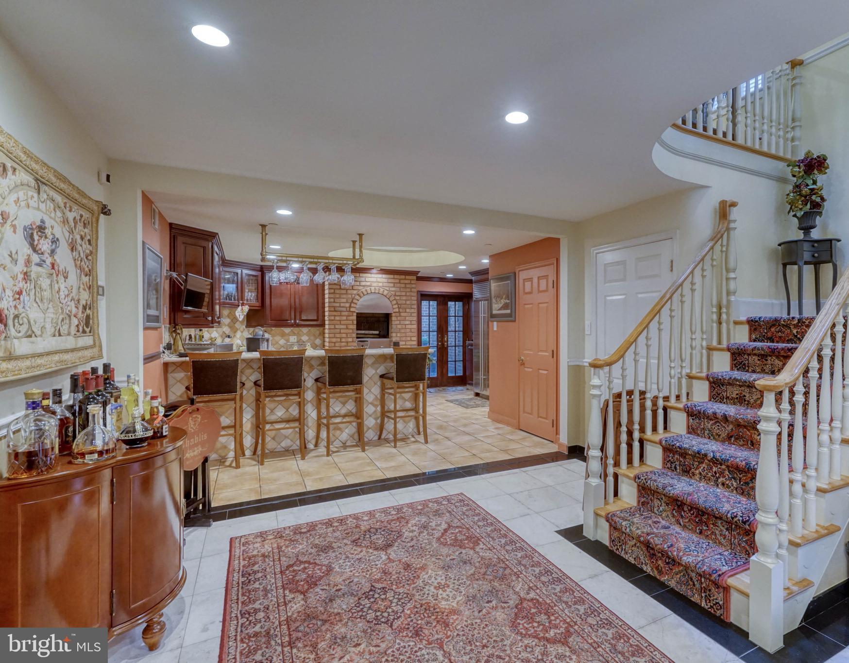 QUEEN VILLAGE - Residential