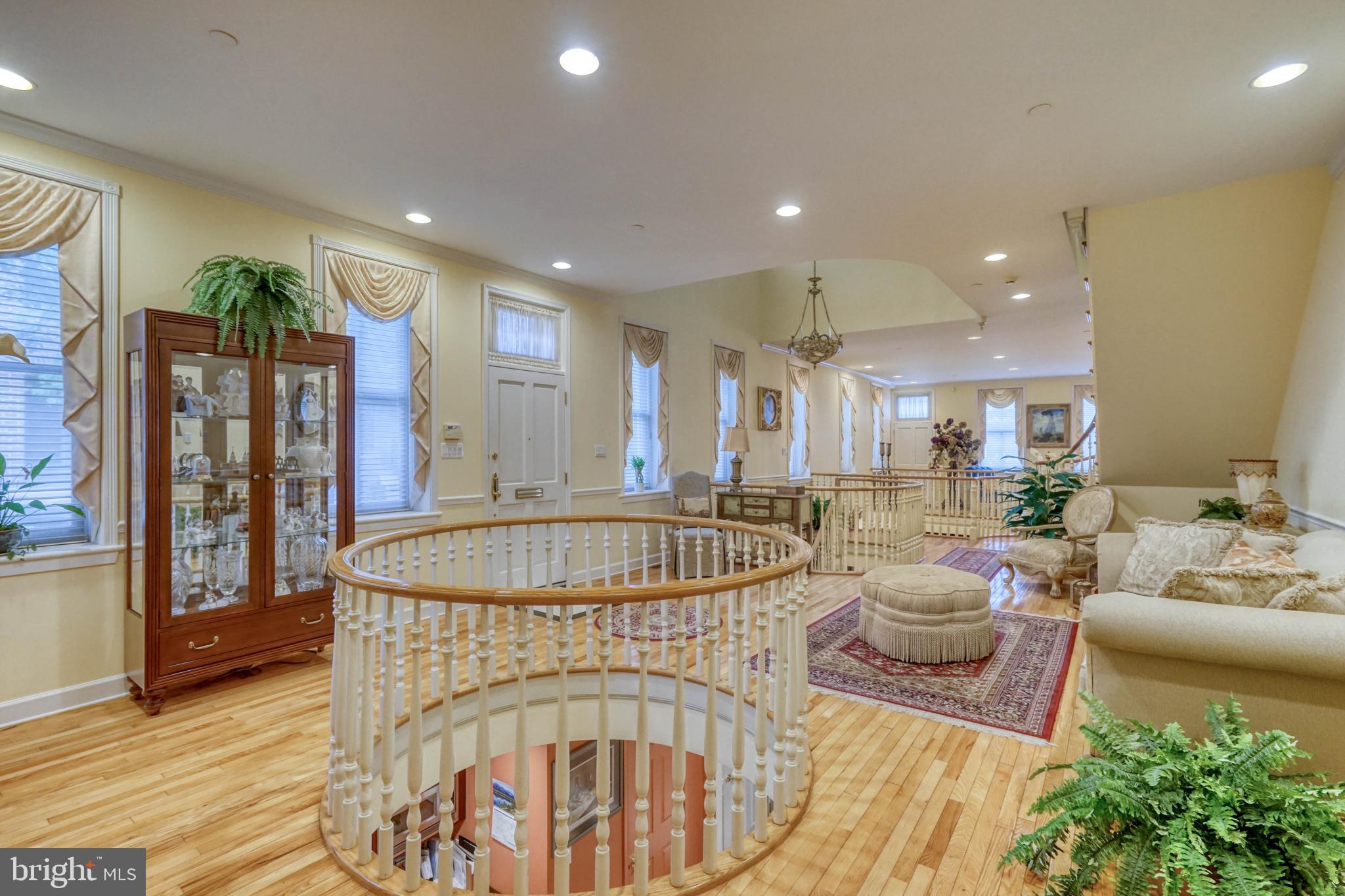 QUEEN VILLAGE - Residential