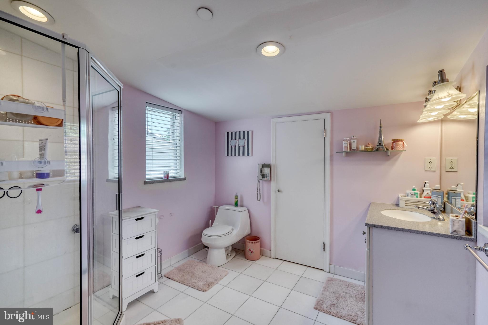 QUEEN VILLAGE - Residential