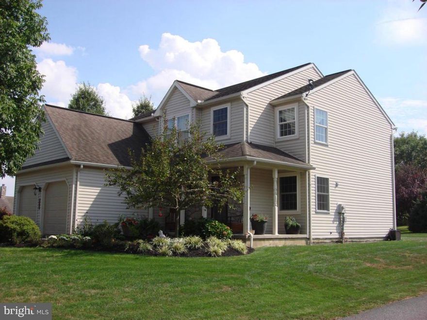 Wonderful 2-story in the ever popular Heatherfield neighborhood.  NEW Stainless Steel GE kitchen appliances. Home features a plethora of upgrades that MUST be seen.  Large open floor plan, beautiful stone fireplace in family rm, gorgeous tile kitchen backsplash, his & her closets in MBR & economical gas heat. Sit on the quiet front porch & enjoy the almost 1/2 acre flat lot. Or walk to the 7.5 acre neighborhood park.