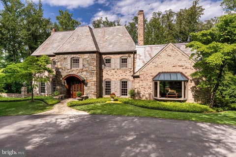 Photo of 7018 Green Oak Drive, MCLEAN, VA 22101 (MLS # VAFX2307562)