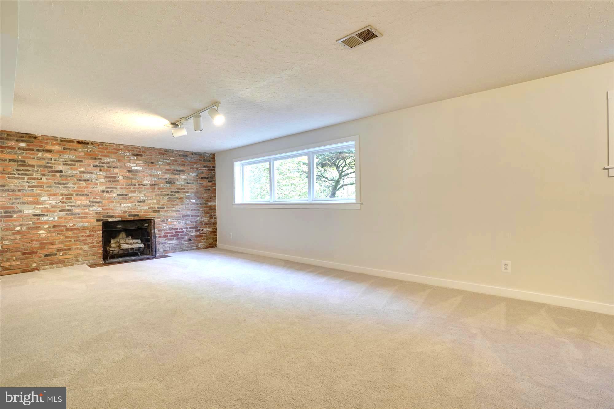 ARLINGWOOD - Residential Lease