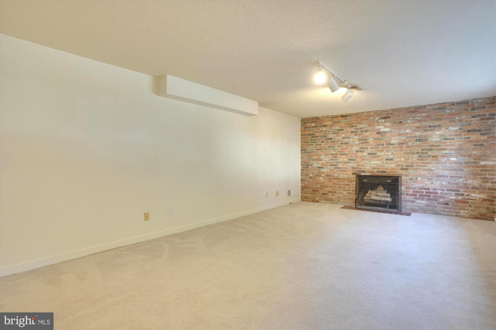 ARLINGWOOD - Residential Lease