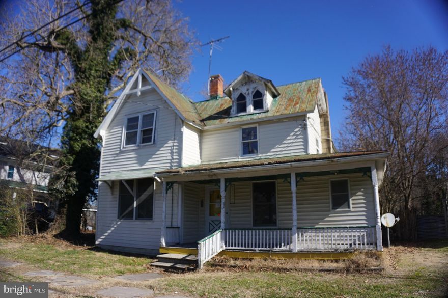 Welcome to Cordova and 10 miles to Easton.   Back yard and front porch are what you will find at this house.  Kitchen has an eat in area and there is a downstairs full bathroom.