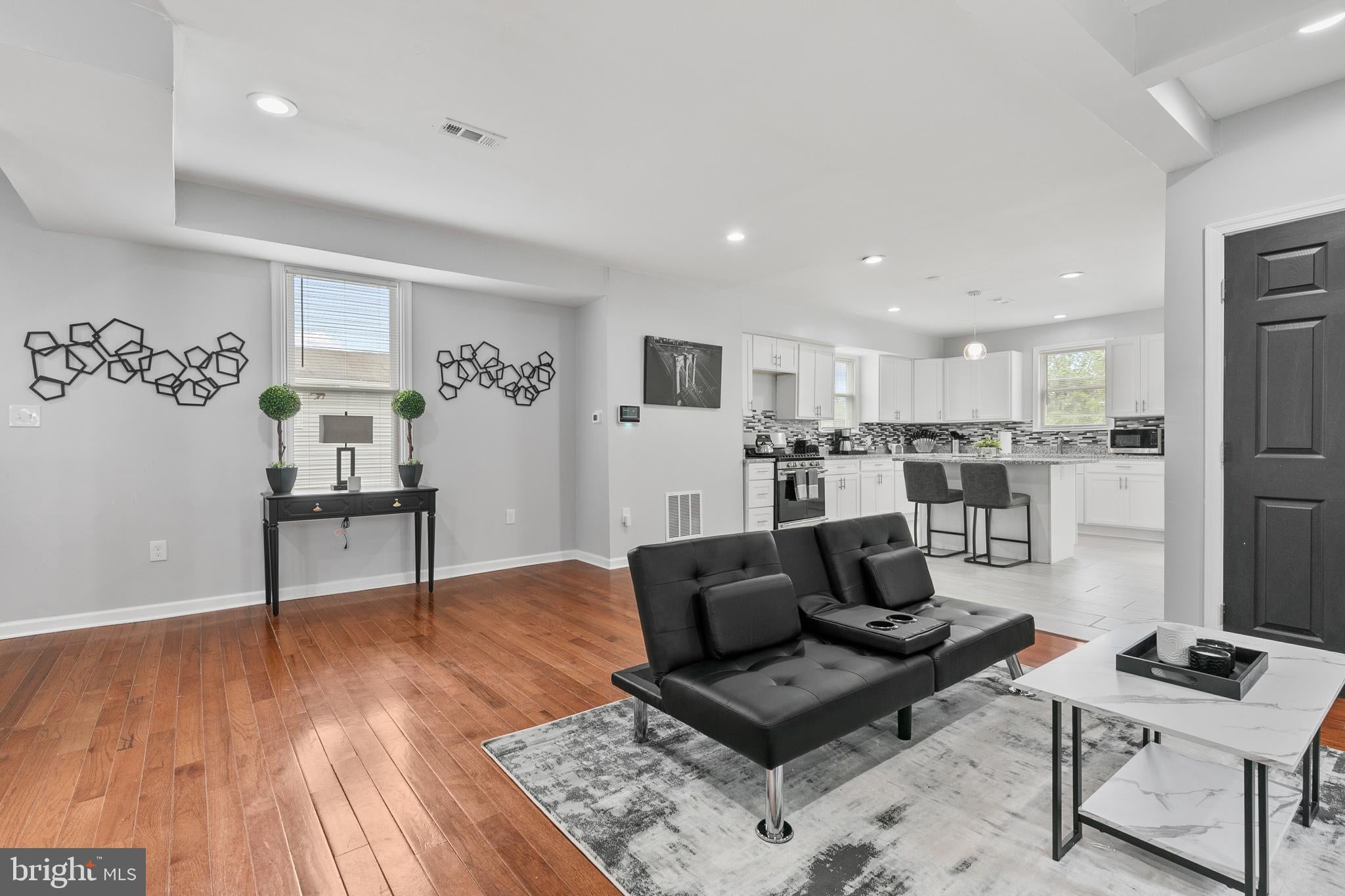 711 WOODBOURNE AVE