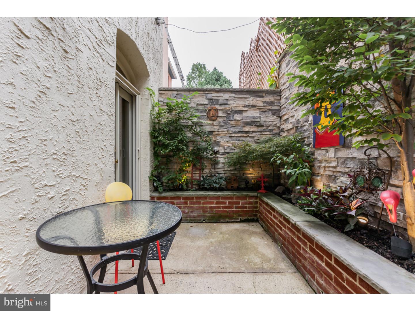 QUEEN VILLAGE - Residential