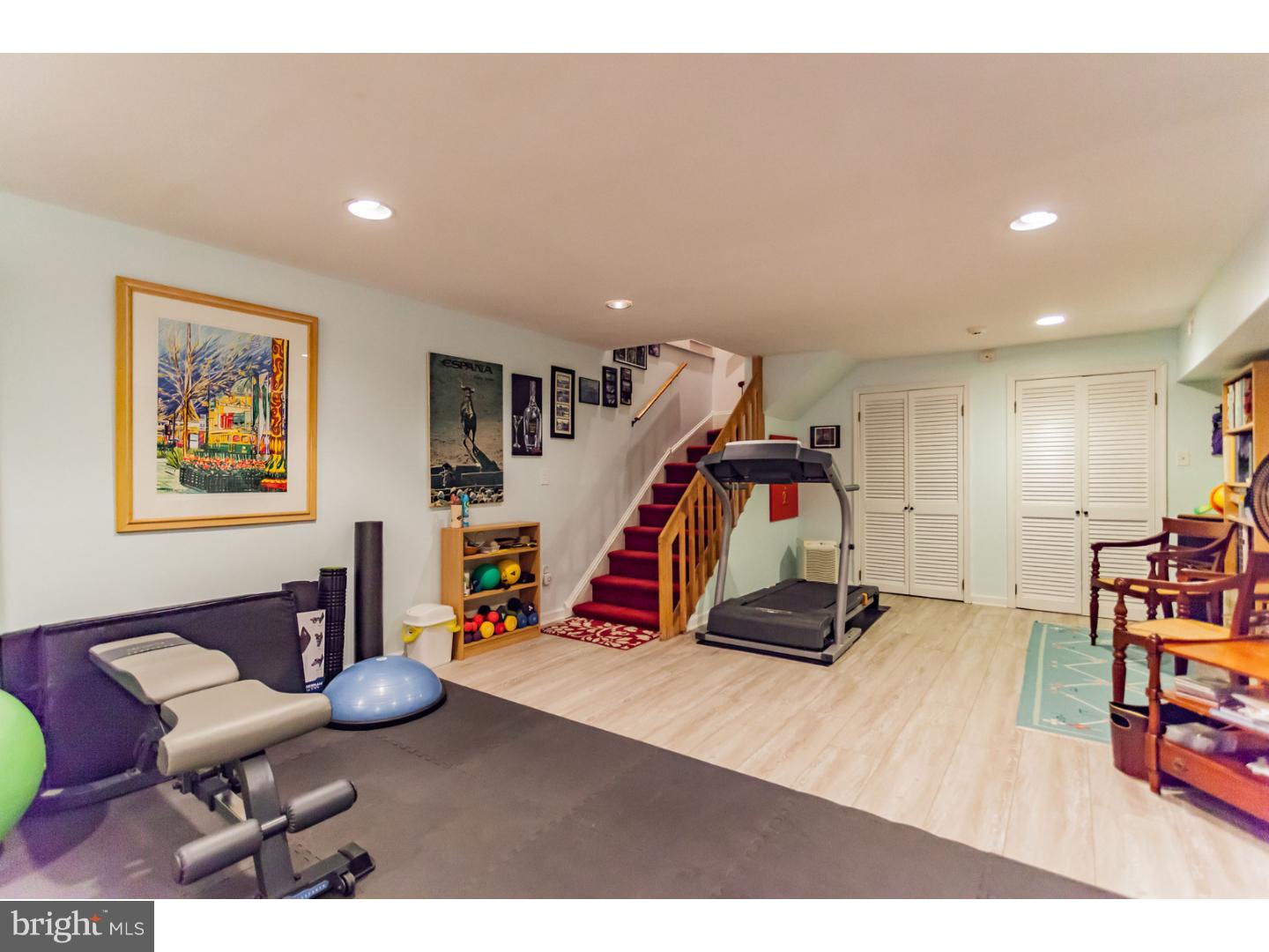 QUEEN VILLAGE - Residential