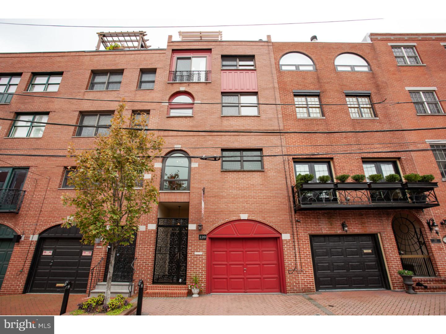 QUEEN VILLAGE - Residential