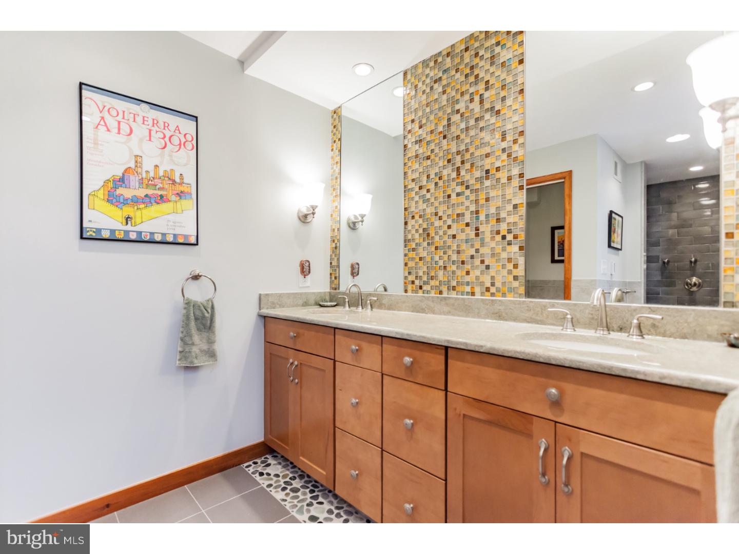 QUEEN VILLAGE - Residential