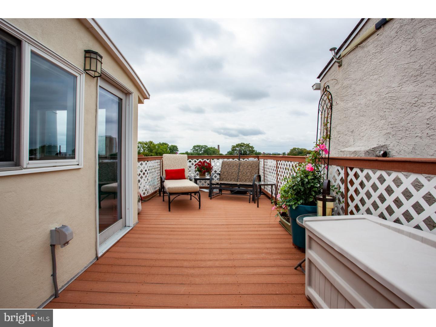 QUEEN VILLAGE - Residential