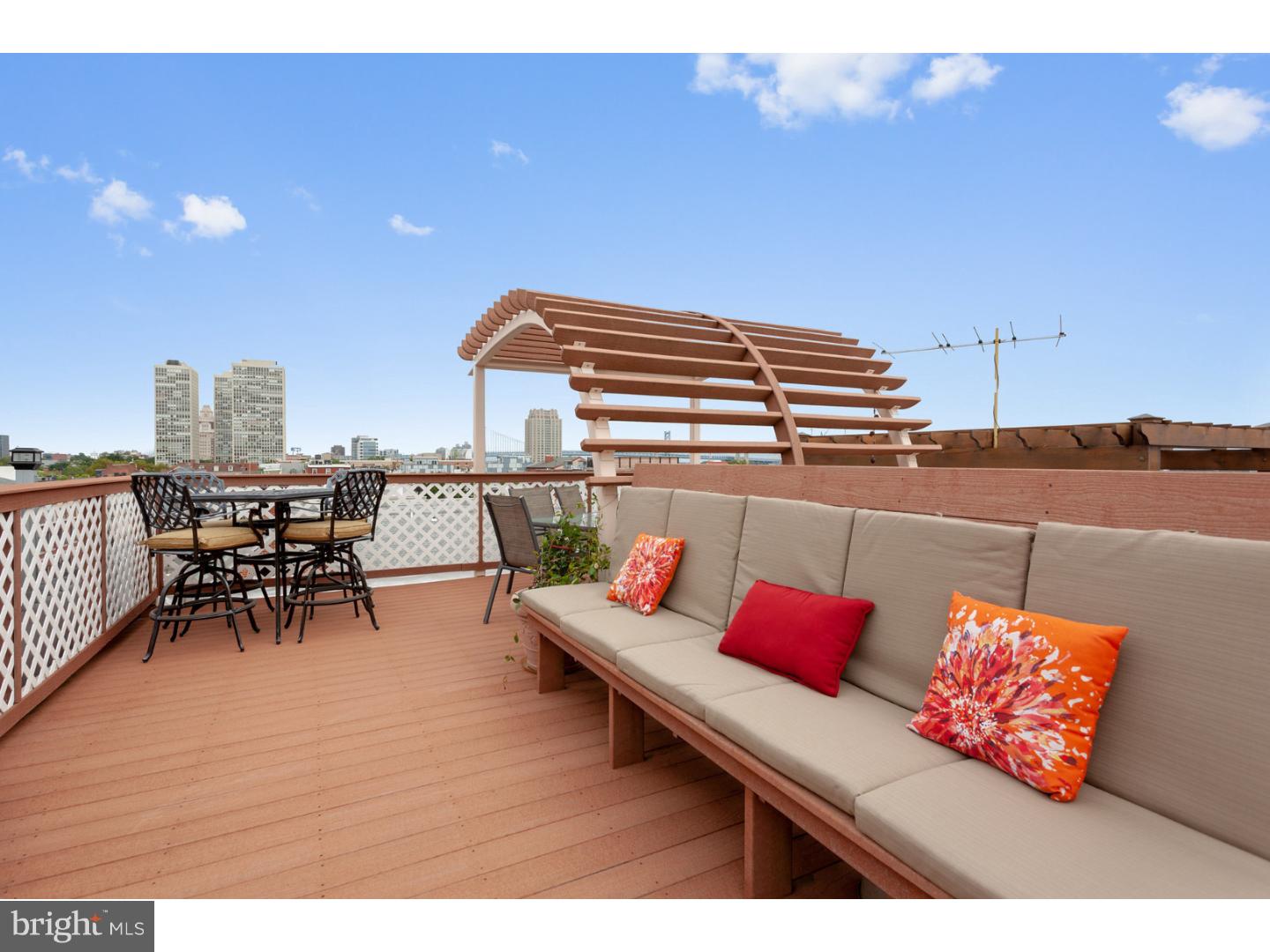 QUEEN VILLAGE - Residential