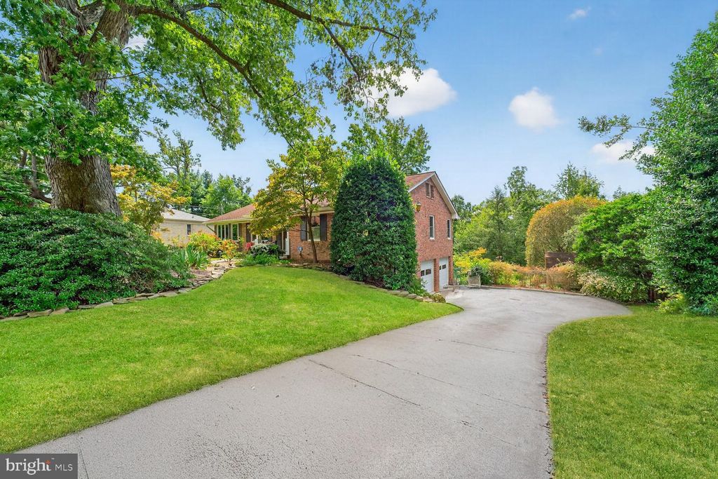 Photo of 1305 Gatewood Drive, ALEXANDRIA, VA 22307 (MLS # VAFX2269238)