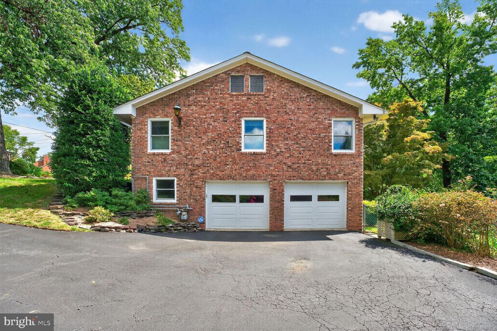 Photo of 1305 Gatewood Drive, ALEXANDRIA, VA 22307 (MLS # VAFX2269238)
