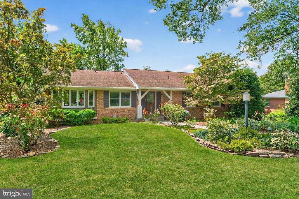 Photo of 1305 Gatewood Drive, ALEXANDRIA, VA 22307 (MLS # VAFX2269238)
