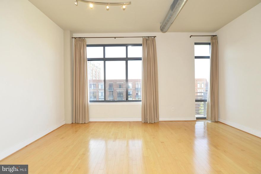 Developed by PN Hoffman, this studio home is modern & open. Ready to move into, enjoy neutral decor, wood floors, granite bath & kitchen, SS appliances, W/D, garage space, highest ceilings & more. Sought after courtyard view. Above great retail & just blocks to metro,shops,restaurants,movies,Whole Foods&PTO. Enjoy beautiful courtyard. Pool & gym are available for a small fee. Pets considered c/b/c