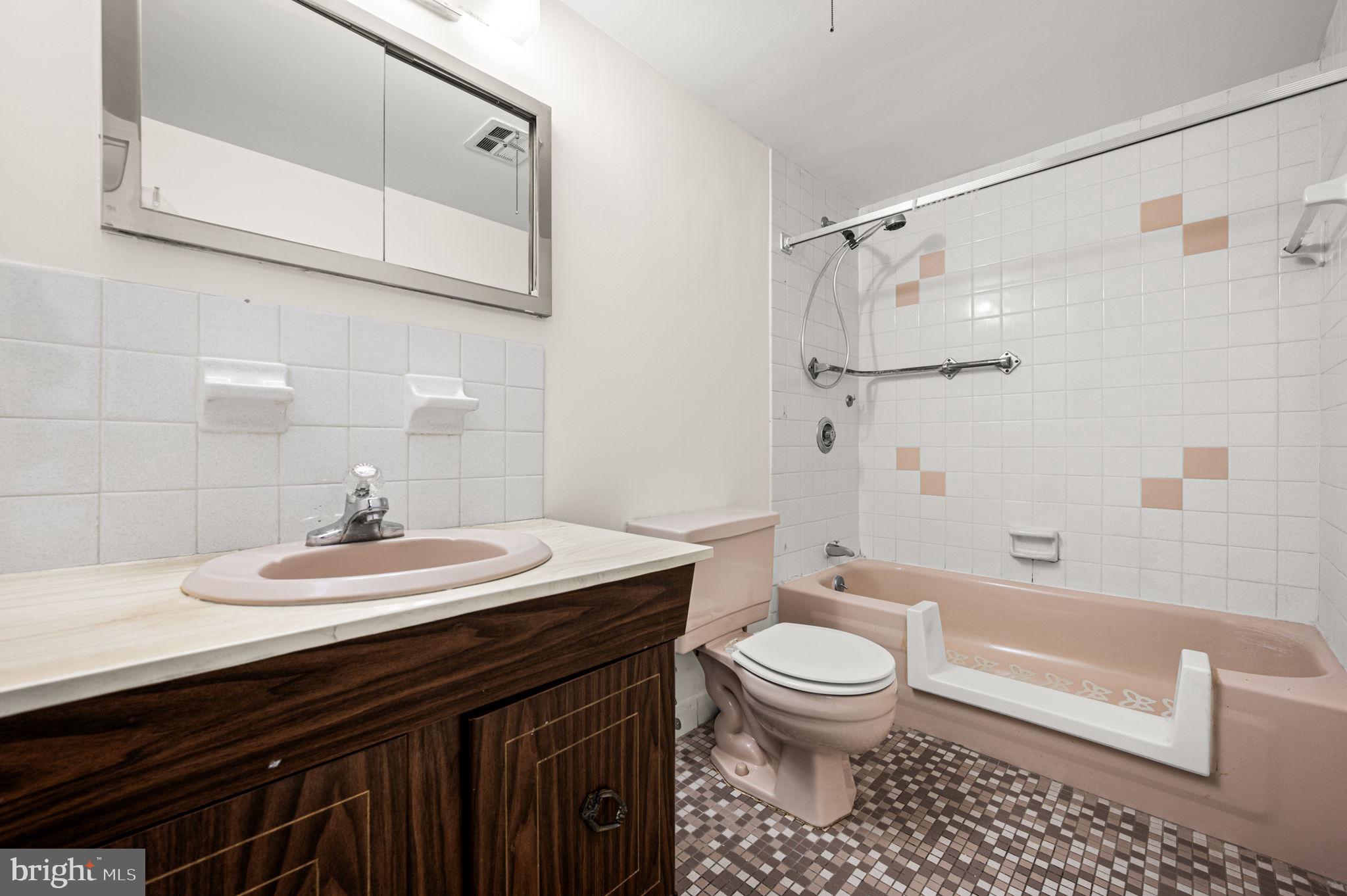 LOGAN SQUARE - Residential