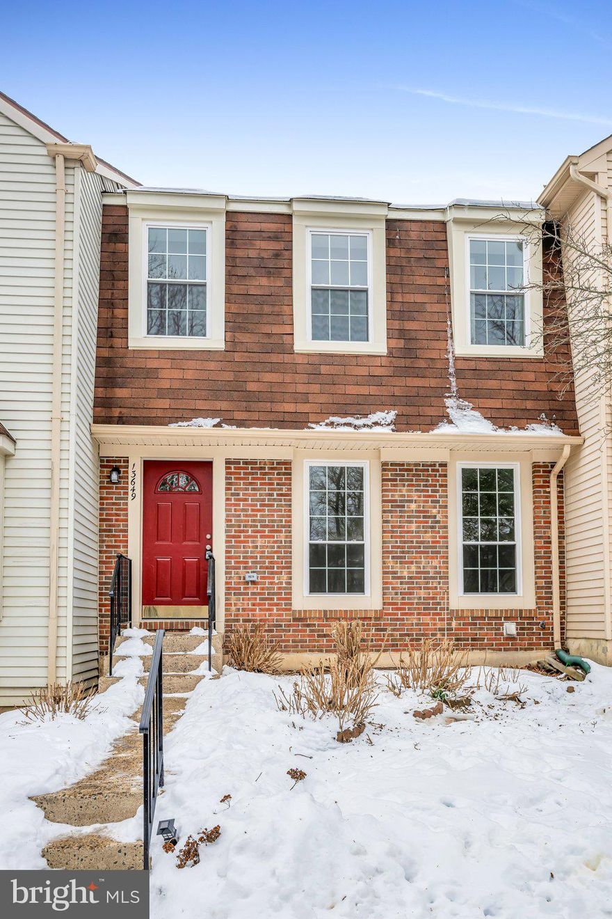 Beautiful 3 Bed 3 1/2 Bath Townhome in Great Centerville Location! New Carpet, Fresh Paint, Upgraded Counter Tops, Walk in Closet, Primary Bath, Many Upgrades. Must See!