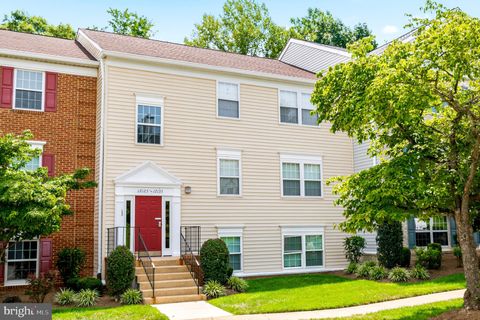 Photo of 12133 Chaucer Lane #12133, WOODBRIDGE, VA 22192 (MLS # VAPW2125546)