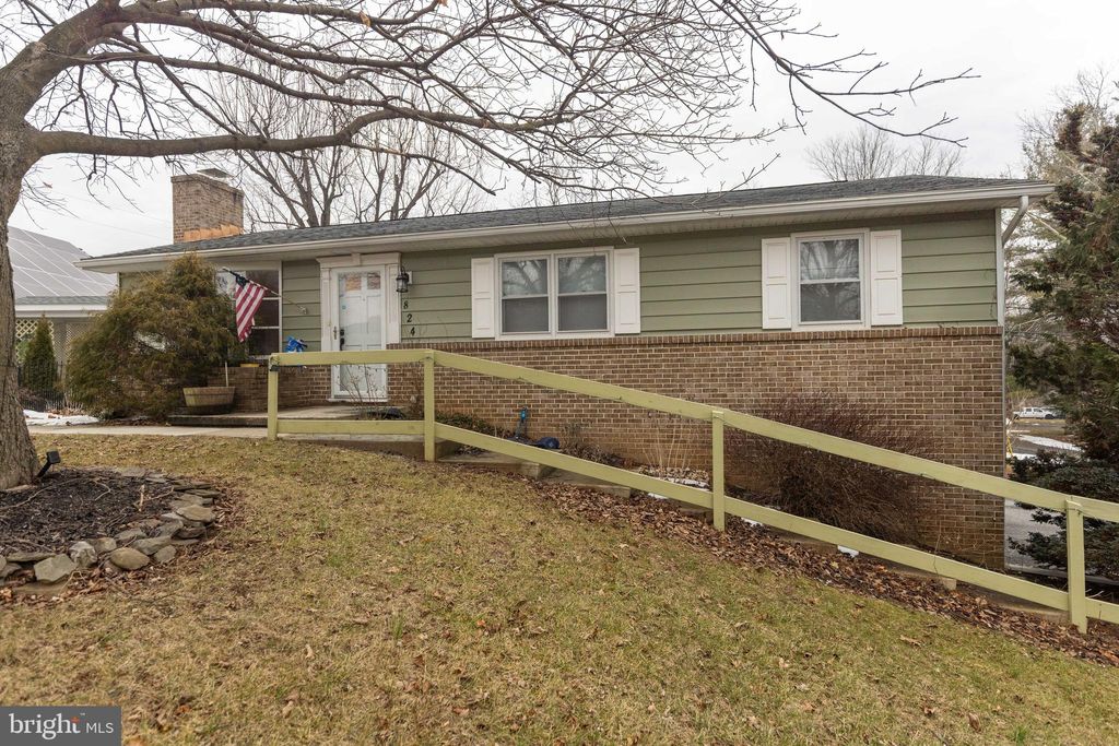 Photo of 824 Fox Meadow Rd, CHAMBERSBURG, PA 17202 (MLS # PAFL2032752)