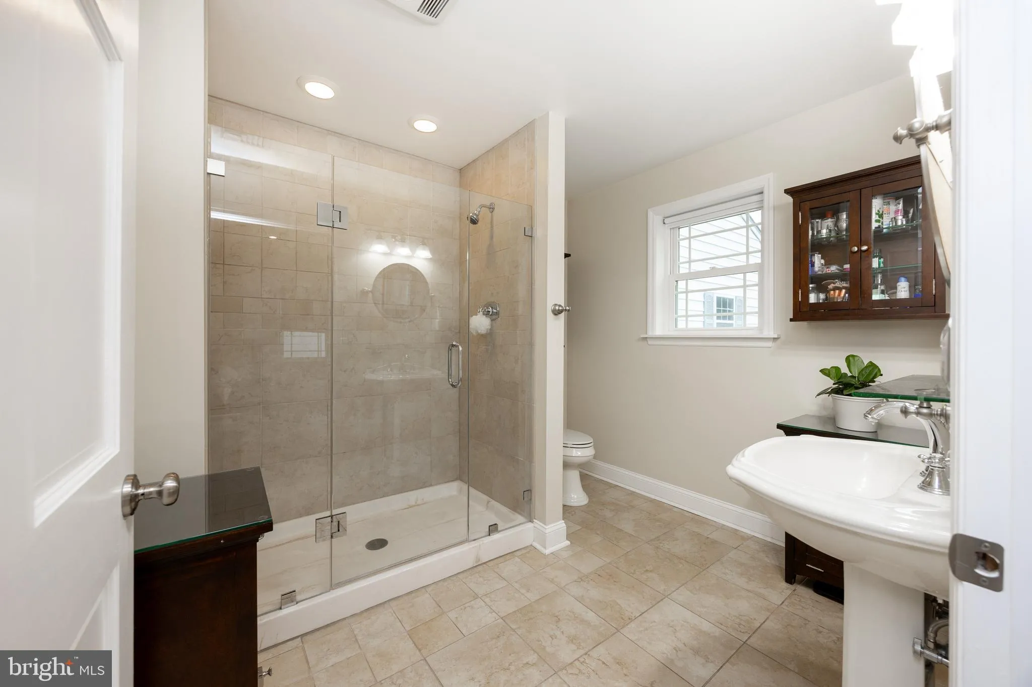 Plymouth Meeting, Pennsylvania 19462, United States, 5 Bedrooms Bedrooms, ,3 BathroomsBathrooms,Residential,Pending,226549