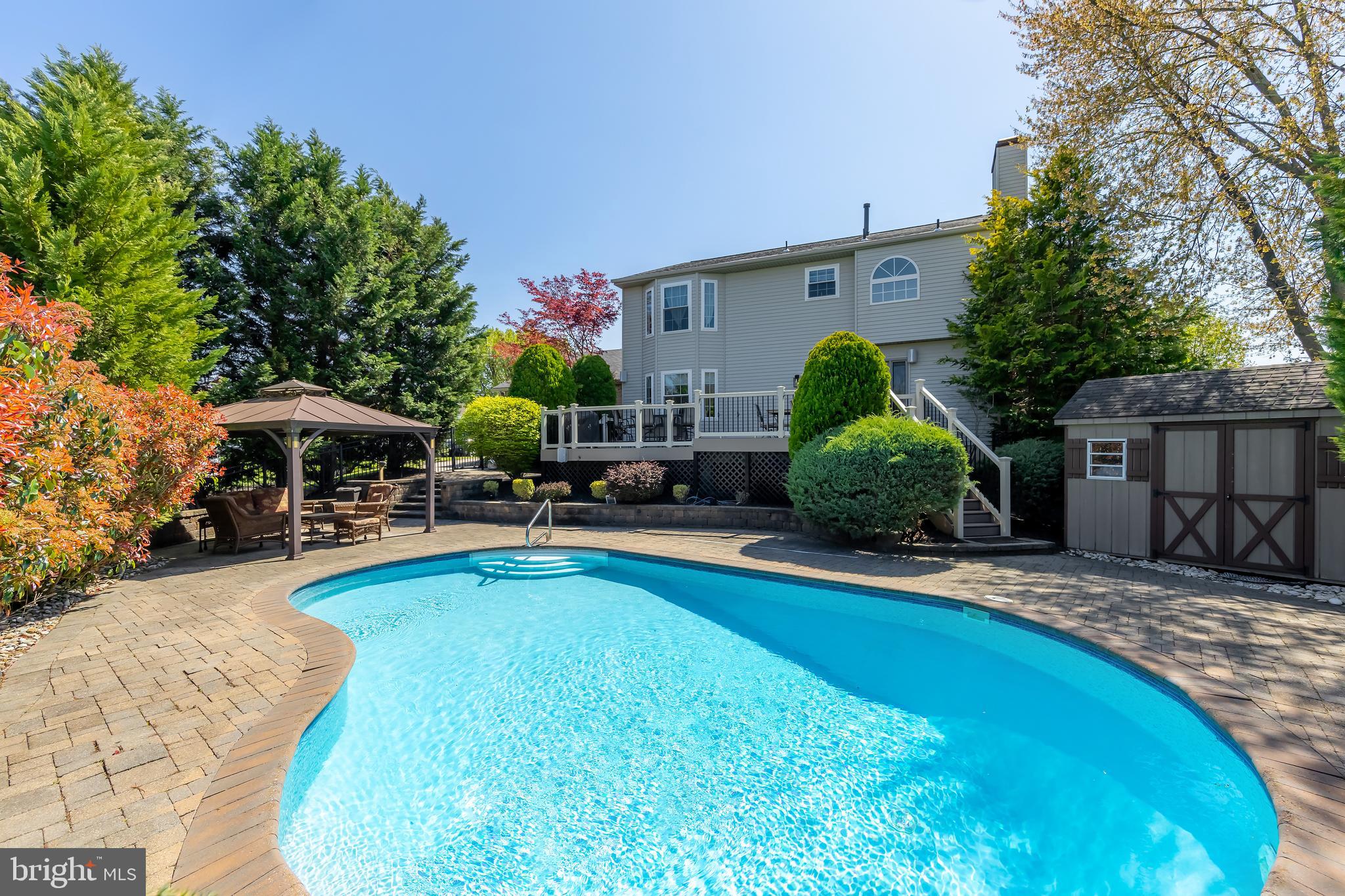 2 KENSINGTON COURT