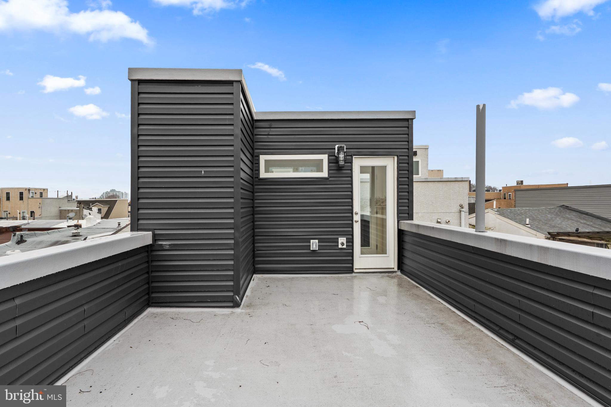 QUEEN VILLAGE - Residential