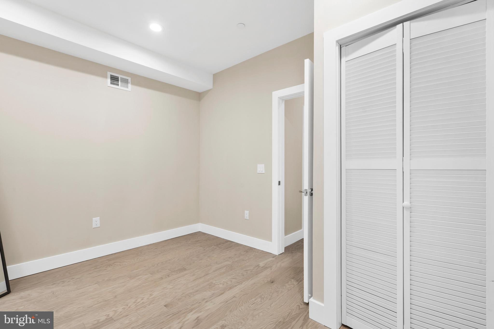 QUEEN VILLAGE - Residential