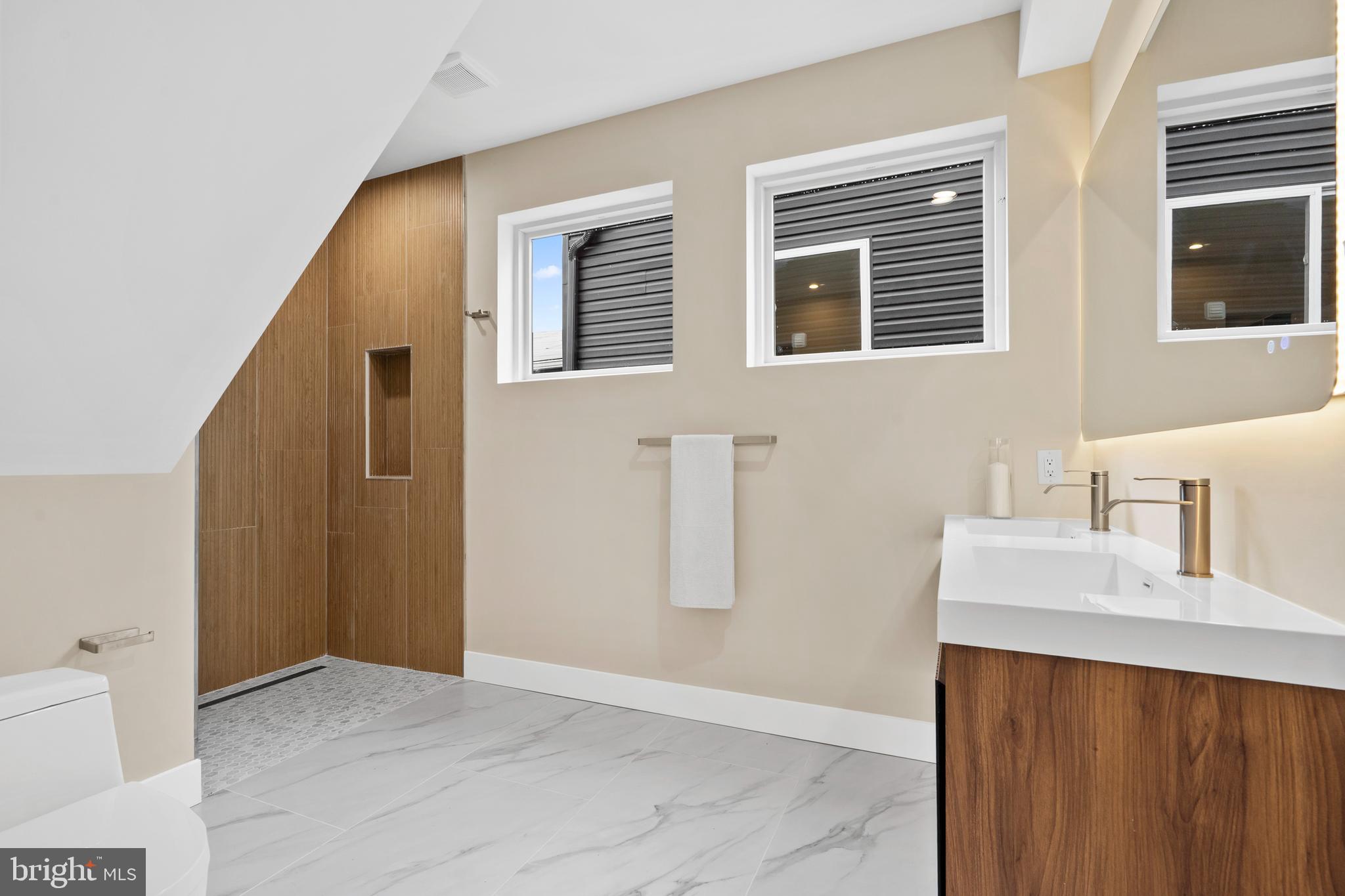 QUEEN VILLAGE - Residential