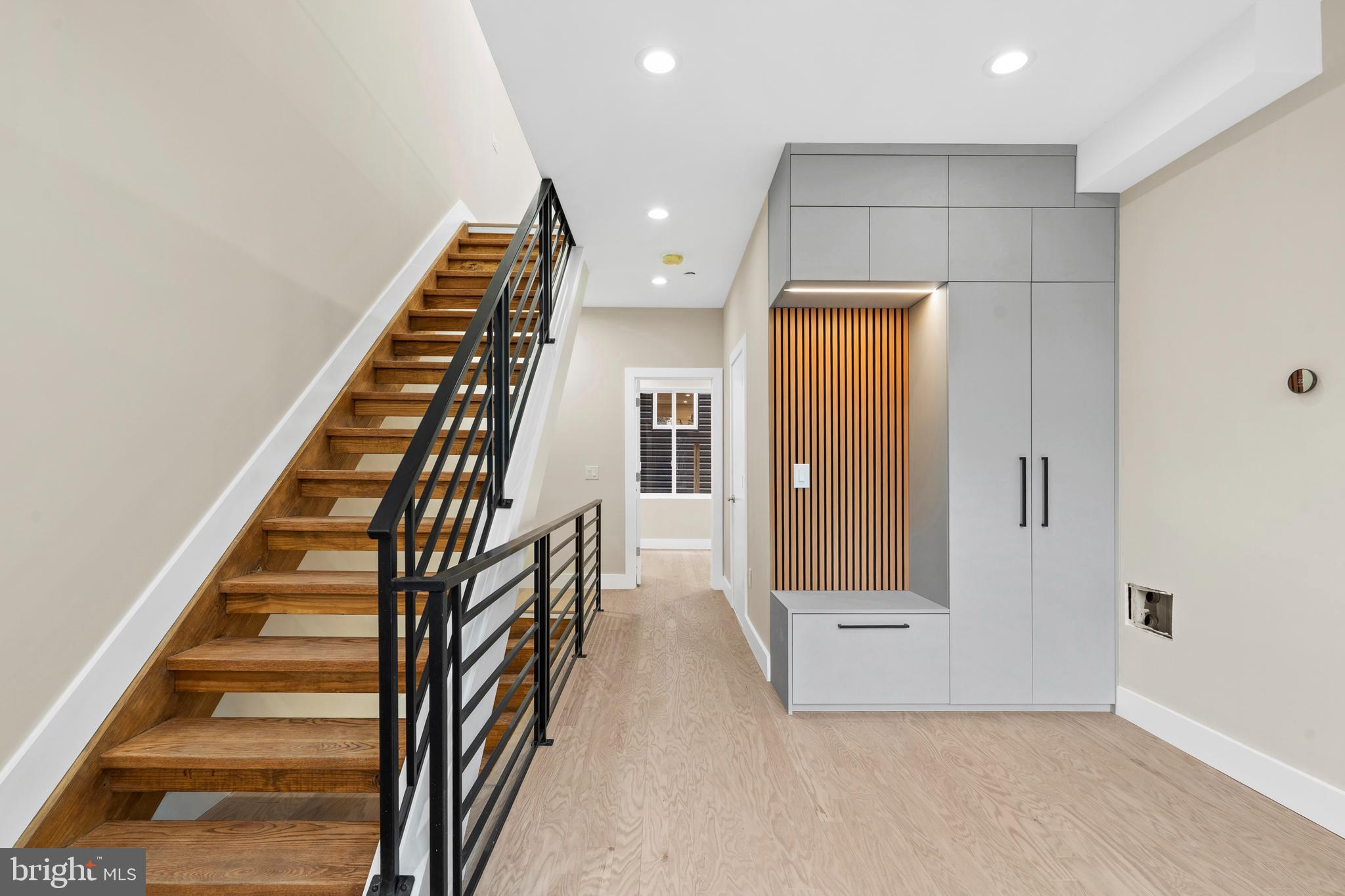 QUEEN VILLAGE - Residential